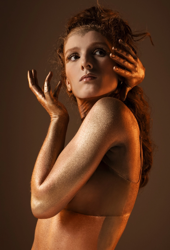 Charlène, professeure de lyrical flow au Momentum Studio Strasbourg, pose dans une lumière dorée, symbolisant la fluidité et l’expression du mouvement.